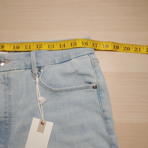 NWT GOOD AMERICAN Light wash good waist crop skinny jeans - Picture 11 of 16
